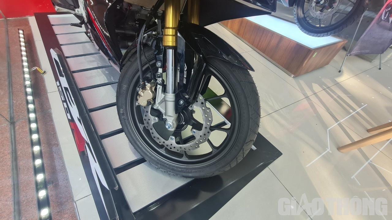 N&acirc;ng cấp đ&aacute;ng gi&aacute; nhất tr&ecirc;n Honda CBR150R đời 2021 l&agrave; hệ thống giảm x&oacute;c trước dạng Upside Down h&agrave;ng hiệu của Showa