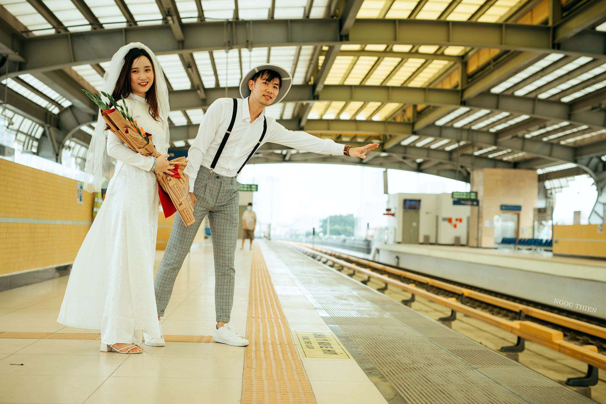 Nhiếp ảnh gia Vũ Ngọc Thiện - người lên ý tưởng chụp bộ ảnh cưới độc đáo này chia sẻ: Đôi bạn trẻ làm việc tại Hà Nội đã nảy sinh ý tưởng ghi lại thời khắc đặc biệt của đôi lứa gắn liền với một ngày khó quên của Thủ đô.