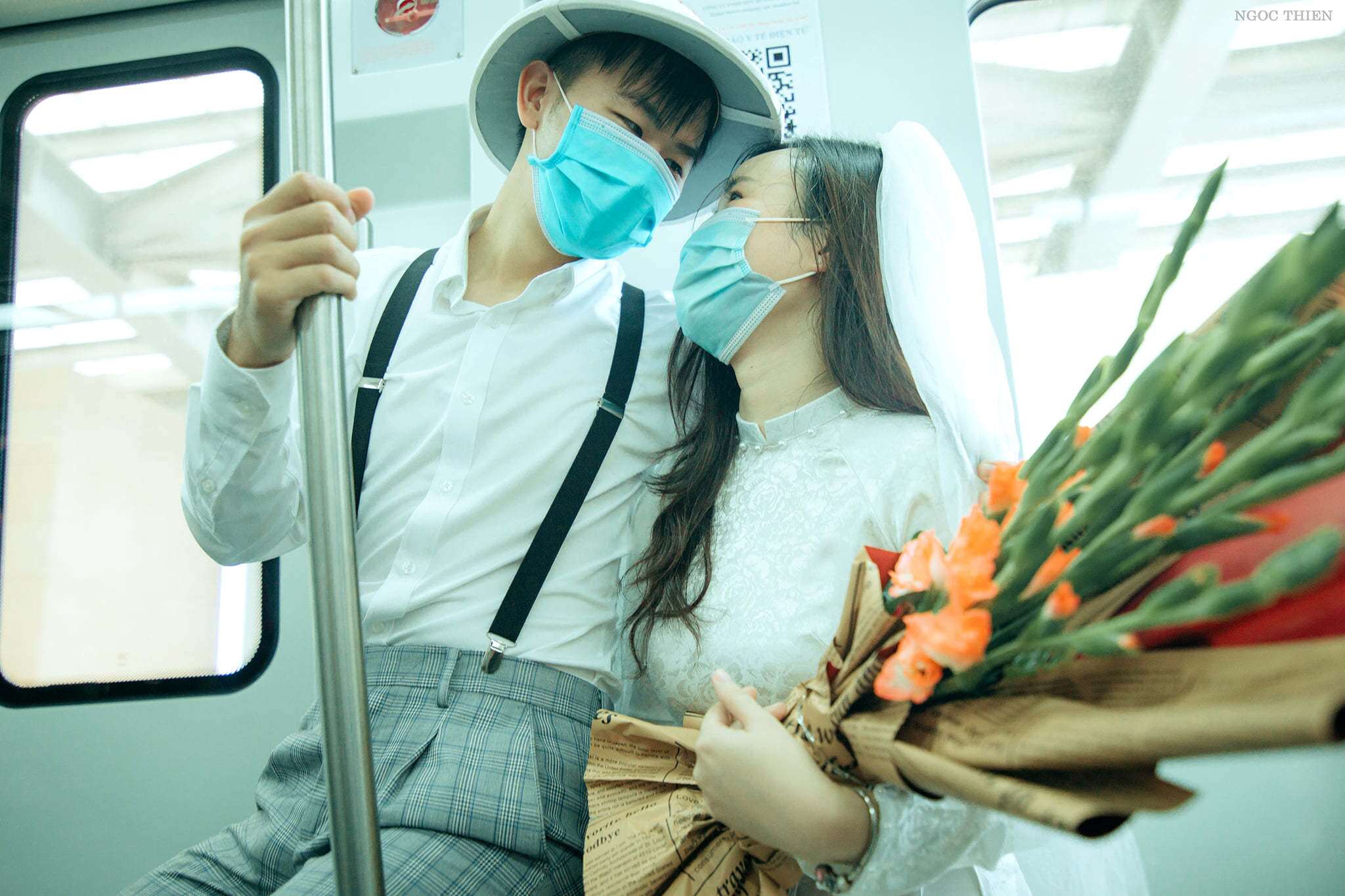 Chụp bộ ảnh kỷ niệm  ngay trong trạng thái "bình thường mới", dường như họ muốn vượt qua những khó khăn do dịch bệnh.