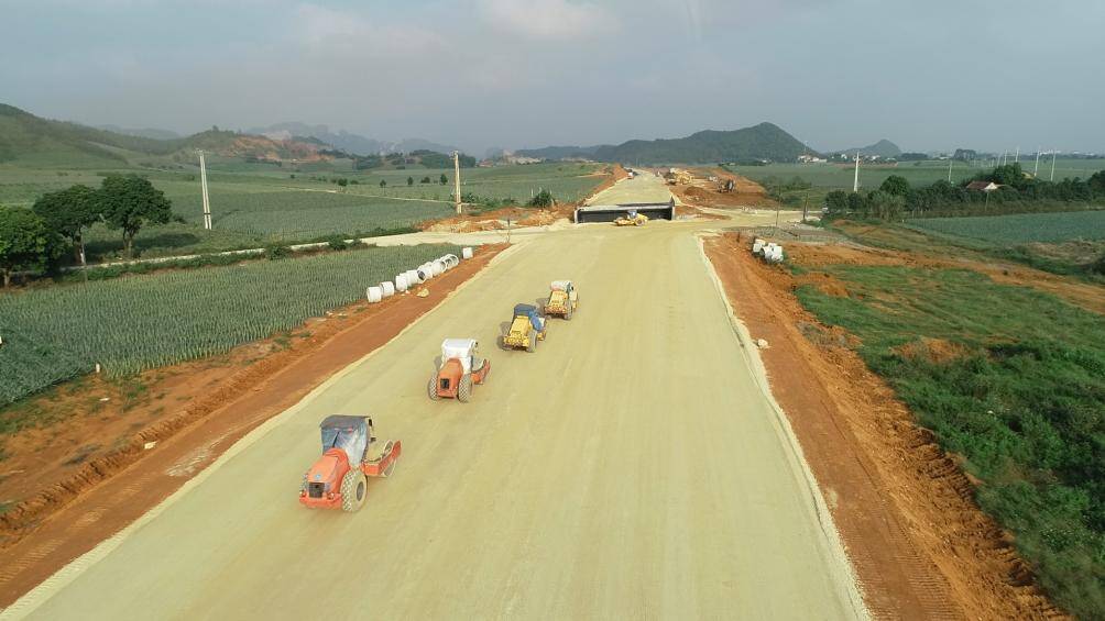 Ông Lương Văn Long, Giám đốc điều hành dự án cao tốc Mai Sơn - QL45 cho biết, tính đến đầu tháng 11/2021, tổng sản lượng dự án cao tốc Mai Sơn - QL45 đạt khoảng 2.235 tỷ, đạt gần 33% giá trị hợp đồng.