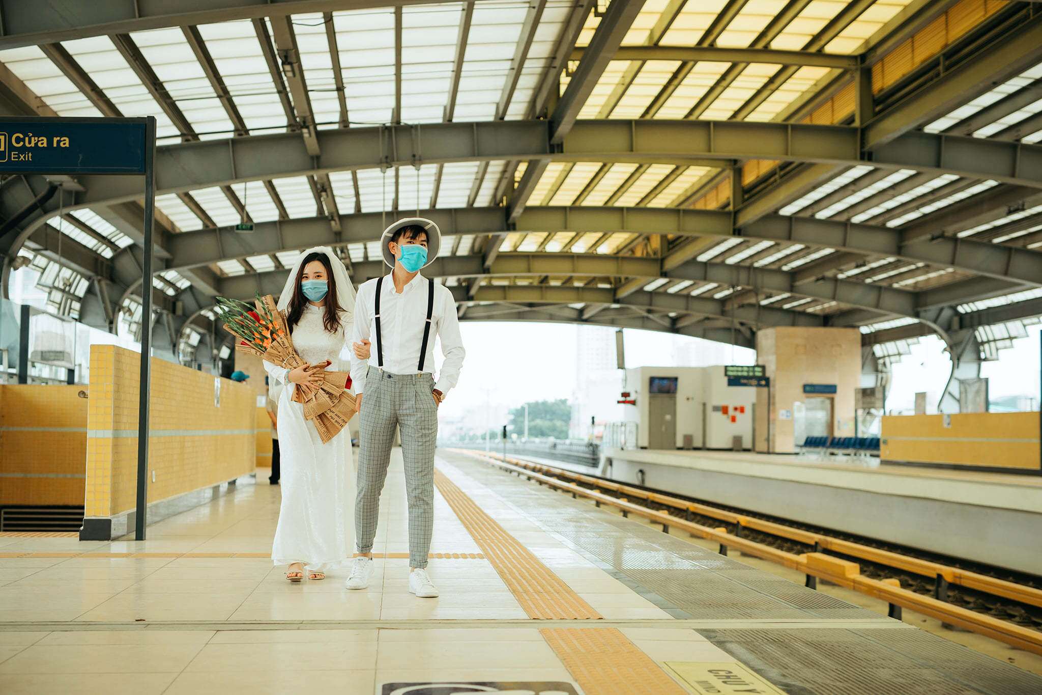 Nhiếp ảnh gia khéo léo kết hợp cái cũ thông qua trang phục và cái mới là hình ảnh tuyến đường sắt trên cao hiện đại, mới mẻ.