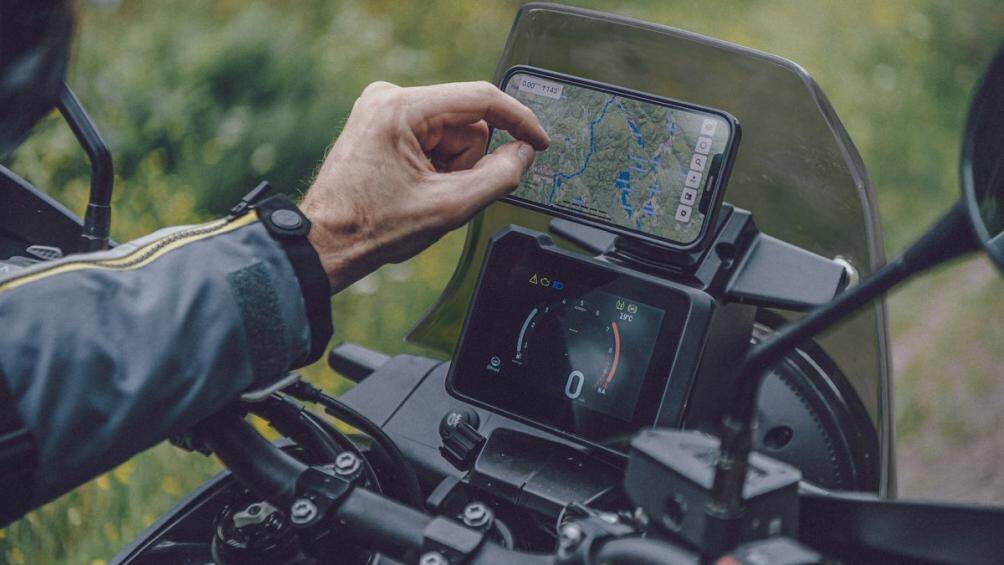 Những trang bị tiêu chuẩn bao gồm: Kiểm soát hành trình, sang số nhanh đi kèm với tùy chọn kết nối Bluetooth, sưởi tay lái...