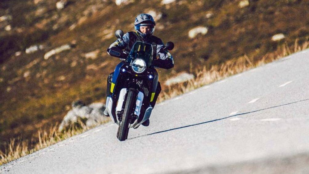 Xe có 3 chế độ lái Street, Rain và Offroad, ngoài ra còn có chế độ Explorer là tùy chọn bổ sung