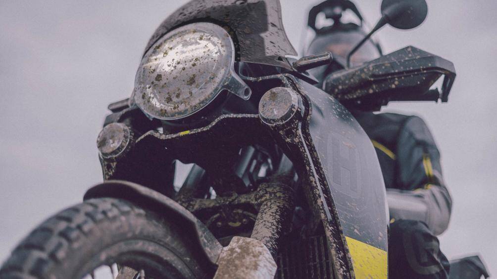 Hệ thống treo bao gồm phuộc trước upside-down WP Apex đường kính 43 mm, có thể điều chỉnh nén, phục hồi và tải trước hoàn toàn