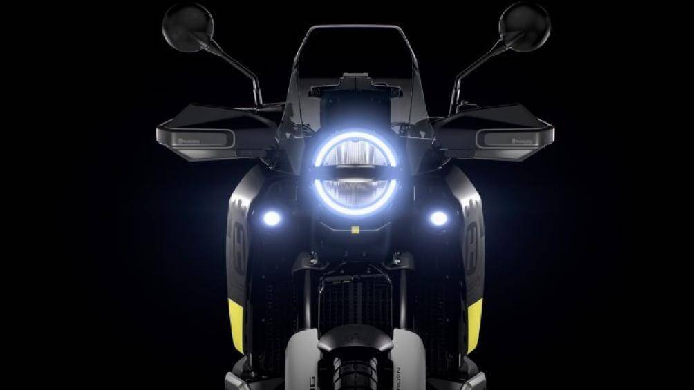 Xe được trang bị bình xăng 19L và có trọng lượng 204 kg khi chưa đổ nhiên liệu. Giá bán của Husqvarna Norden 901 2022 vẫn chưa được tiết lộ