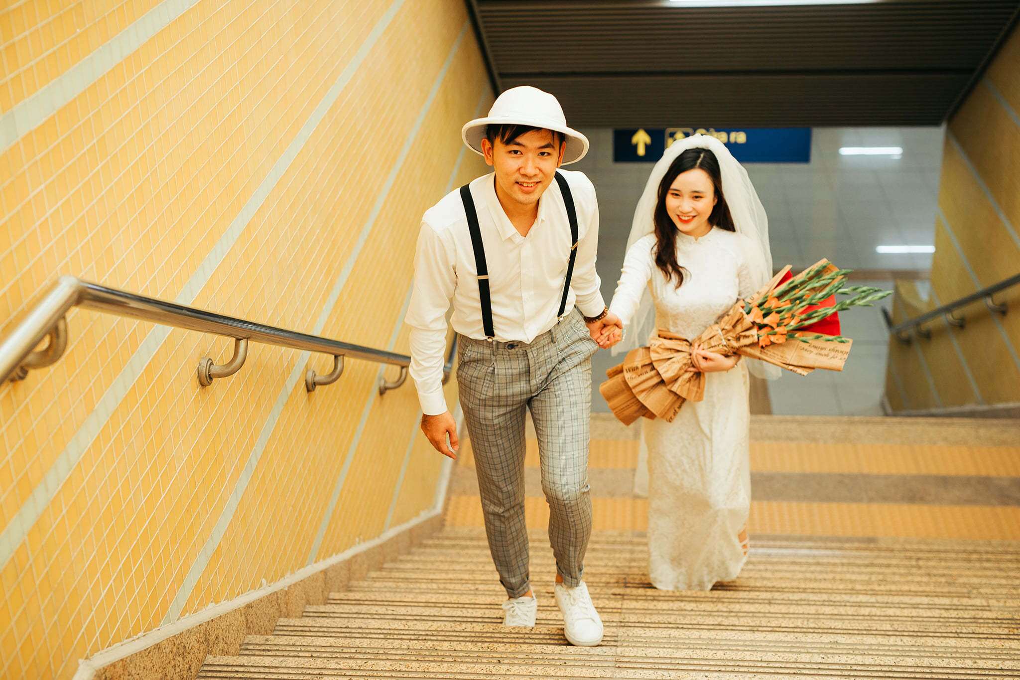 Họ tranh thủ bỏ khẩu trang chụp hình khi chỉ có 2 người. Khi lên tàu thì đều tuân thủ nghiêm quy định phòng chống dịch Covid-19.
Anh Nguyễn Ngọc Thiện, người chụp bộ ảnh này từng được biết đến với bộ ảnh em bé Hà Nội, em bé Thái Bình, những bức ảnh chụp con gái. Anh Thiện cho biết rất hạnh phúc khi ghi lại khoảnh khắc đẹp và đầy ý nghĩa của đôi bạn trong một thời điểm đáng nhớ. 
"Đây chắc chắn là bộ ảnh cưới đầu tiên được chụp trên đường sắt đô thị Việt Nam. Chúc mừng hạnh phúc hai bạn", nhiều người gửi lời chúc phúc tới cặp đôi trong Group Check in Việt Nam.