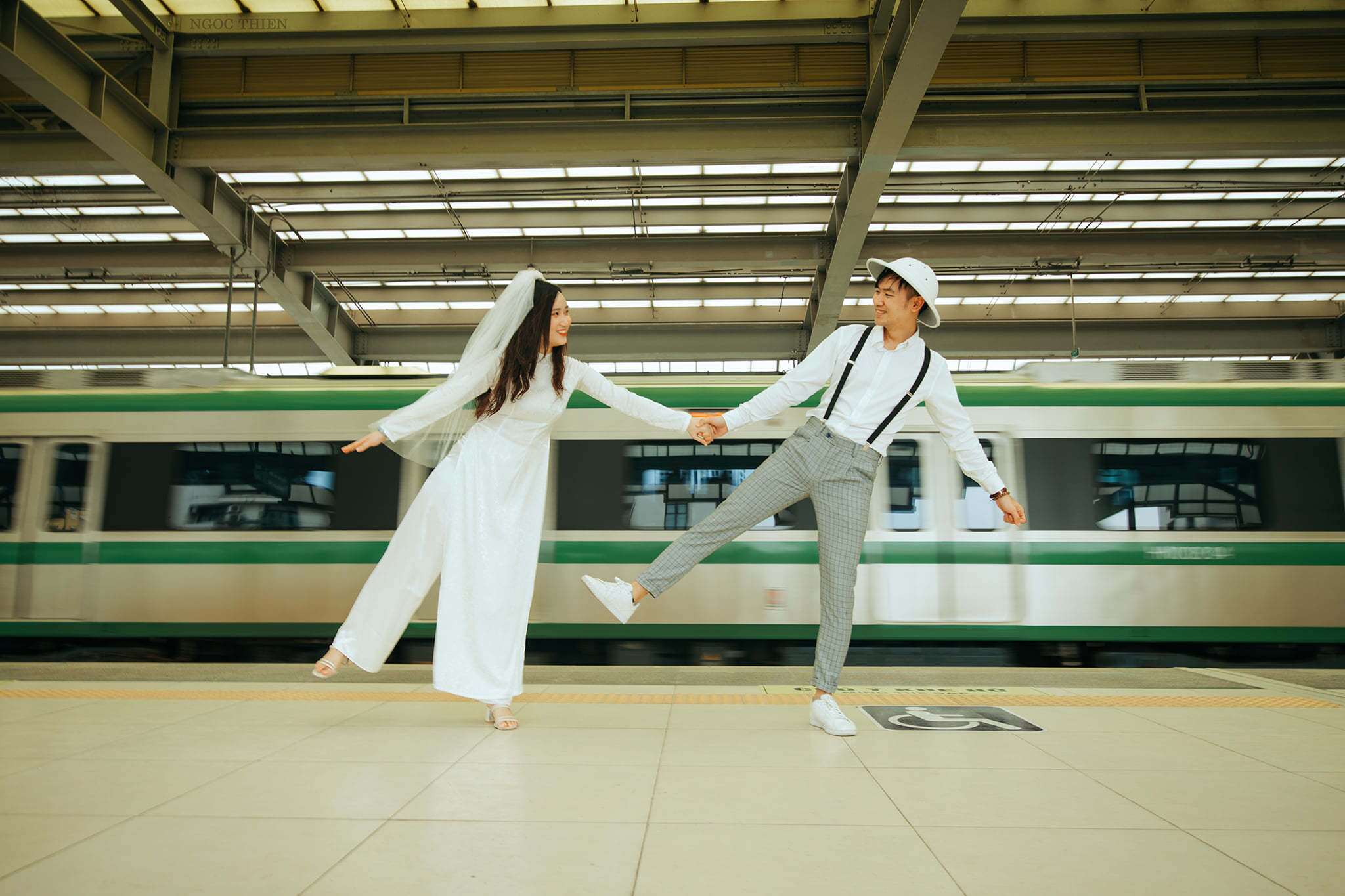 Bộ ảnh cưới với khoảnh khắc hạnh phúc hoà cùng niềm vui chung trong ngày đường sắt trên cao Cát Linh - Hà Đông chính thức vận hành 6/11.