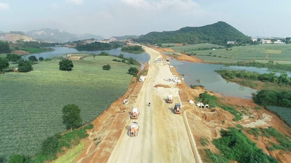 Đầu tháng 11/2021, dịch Covid-19 diễn biến phức tạp trở lại, nhưng công trường thi công dự án cao tốc Mai Sơn - QL45 vẫn nhộn nhịp công nhân, phương tiện thi công