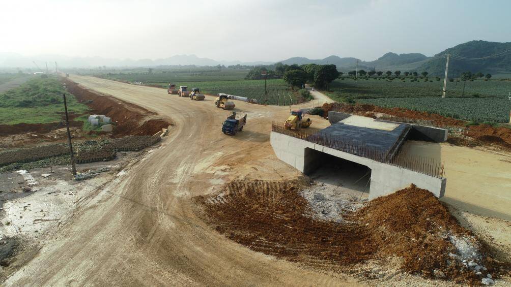 Hạng mục hầm chui dân sinh cũng đang được nhà thầu tăng tốc triển khai. Theo đại diện văn phòng điều hành dự án cao tốc Mai Sơn - QL45 (Ban QLDA Thăng Long), tính đến ngày 31/10/2021, sản lượng thực hiện của nhà thầu gói 10 đạt hơn 611 tỷ đồng, đạt gần 40,7% giá trị hợp đồng, vượt gần 1,4% so với tiến độ thi công được duyệt.