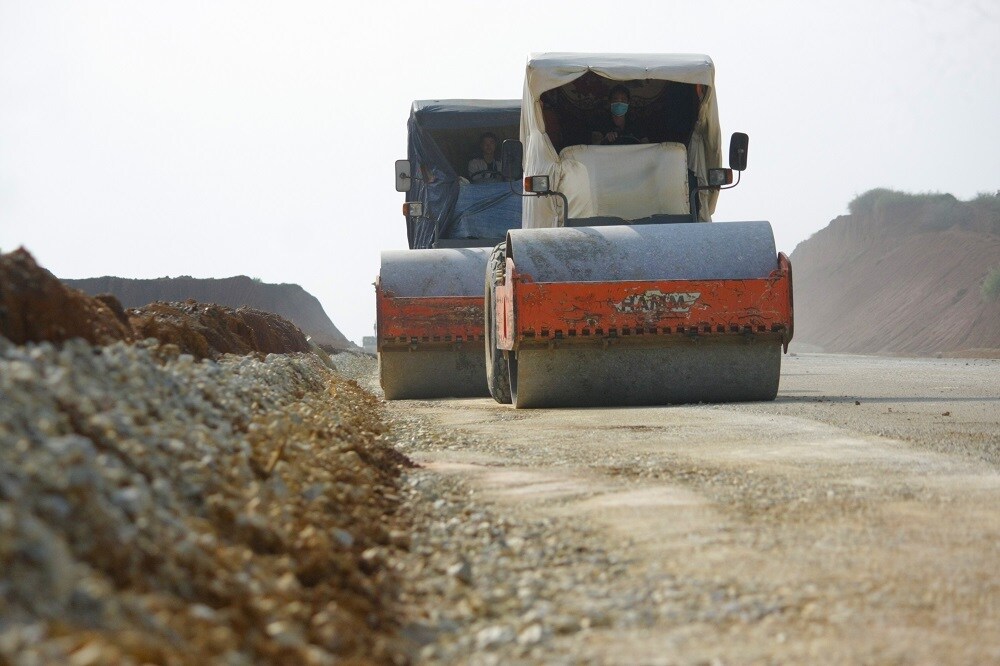 Tại gói thầu 10-XL (Km274 +111,86 - Km 289+500) dài hơn 14km do liên danh Xuân Trường - Sơn Hải phụ trách đang triển khai lu nèn nền đường