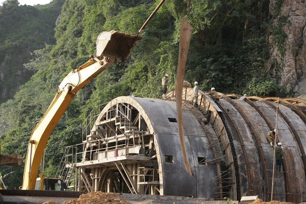Nhánh hầm phải hầm Tam Điệp đang được thi công ván khuôn bê tông hầm trần (vỏ hầm trần)