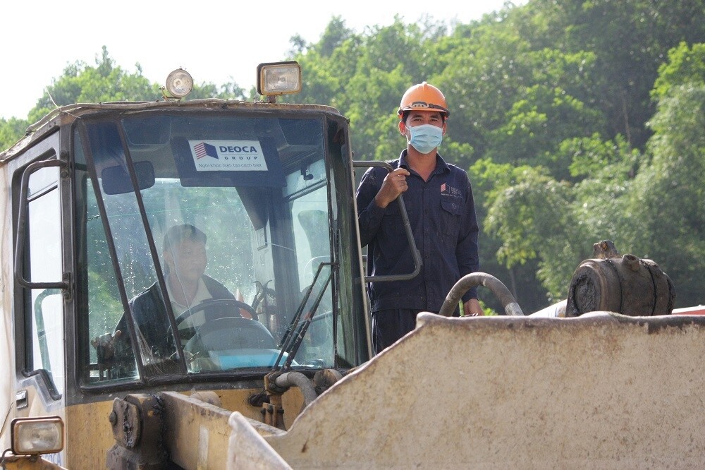 Công nhân làm việc tại hầm Thung Thi được duy trì 24/7 với 3 ca làm việc liên tục (6h - 14h, 14h - 22h, 22h - 6h).