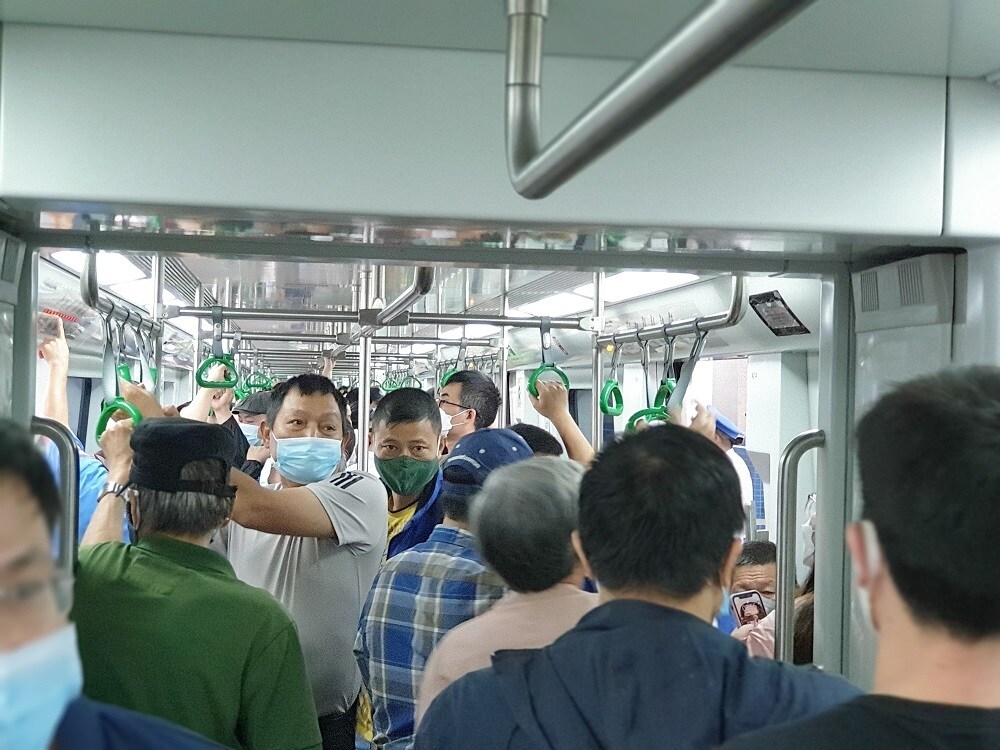 Tại ga Cát Linh, chuyến tàu đông nghẹt hành khách chỉ sau 1 phút cập bến.