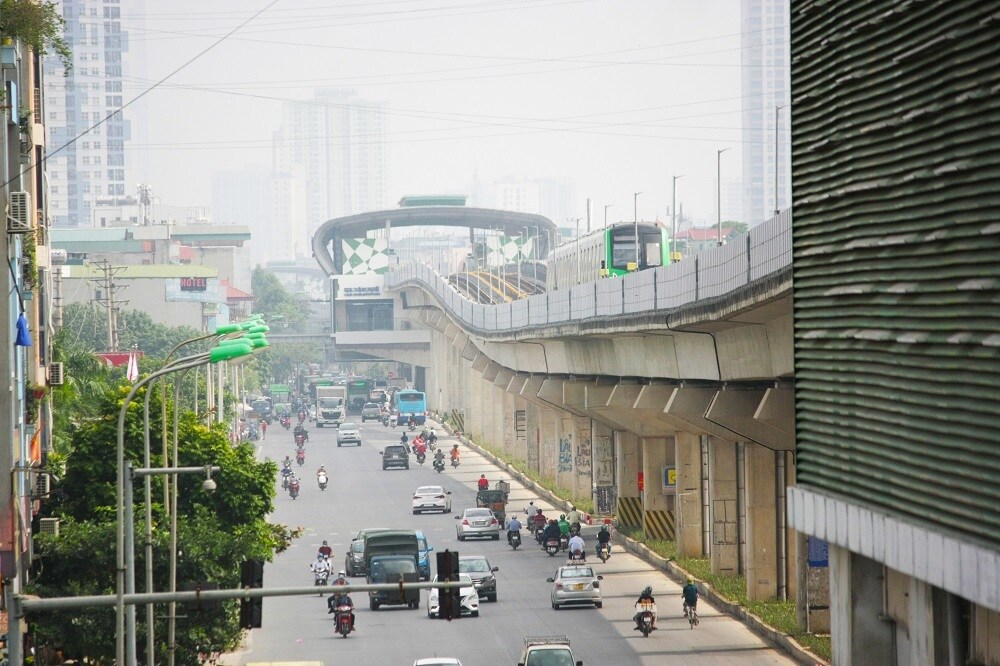 Cùng cung đường di chuyển tại cùng một thời điểm xuất phát, PV đi bằng xe máy hết 31 phút, chậm hơn 8 phút khi đi tàu Cát Linh - Hà Đông.