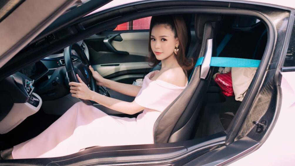 Sam thuộc thế hệ hot girl đầu tiên của showbiz Việt, cô cũng được biết đến với việc sở hữu nhiều mẫu xe khủng