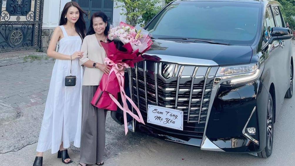 Toyota Alphard Luxury (4,2 tỷ đồng): Tháng 6 vừa qua, Sam chi hơn 4,2 tỷ đồng để tậu chiếc MPV Toyota Alphard Luxury dành tặng mẹ