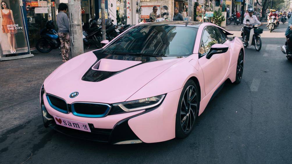 BMW i8 (4 tỷ đồng): Năm 2019, Sam xuất hiện lấp lánh bên cạnh chiếc xe thể thao BMW i8 màu hồng