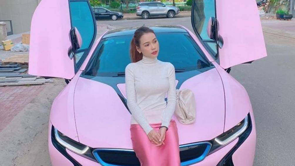Nữ MC đã mua lại chiếc BMW i8 và phủ lớp decal hồng cho chiếc xe, màu mà cô yêu thích