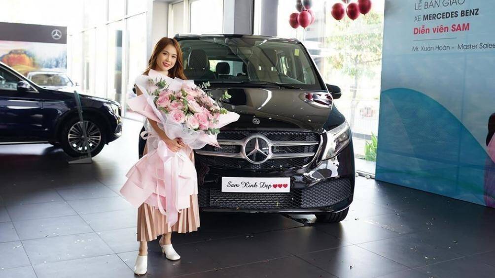 Mercedes-Benz V250 Luxury (2,6 tỷ đồng): Vào cuối năm 2019, nữ diễn viên đã chi ra số tiền 2,6 tỷ đồng để tậu chiếc xe này về garage của mình