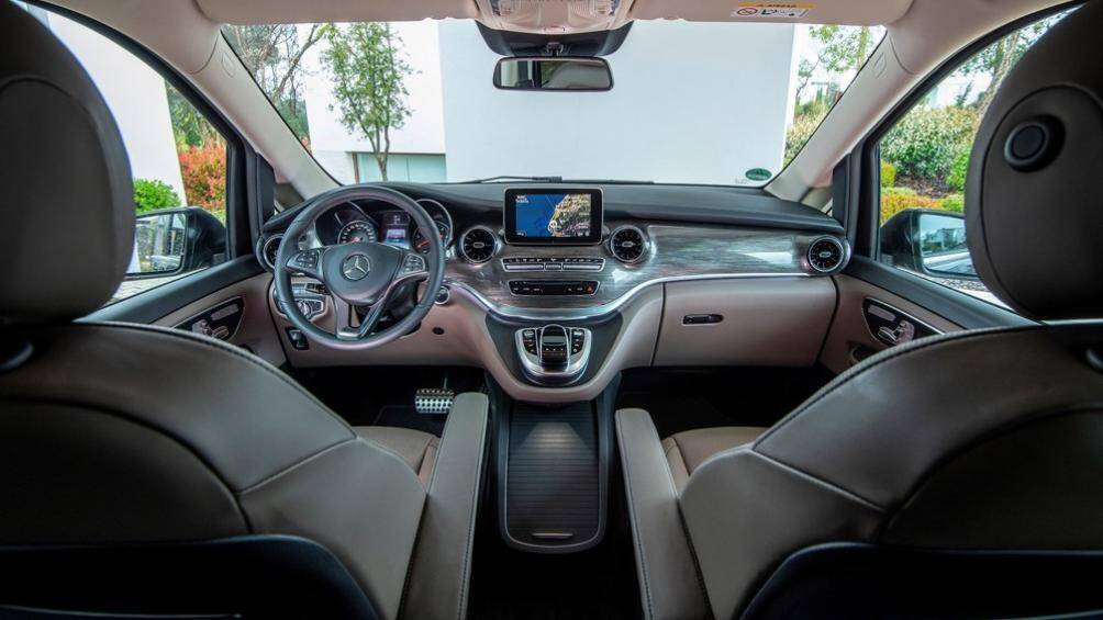 Mercedes-Benz V250 Luxury của Sam sở hữu động cơ xăng 4 xi-lanh thẳng hàng, dung tích 2.0 lít sản sinh công suất tối đa 211 mã lực