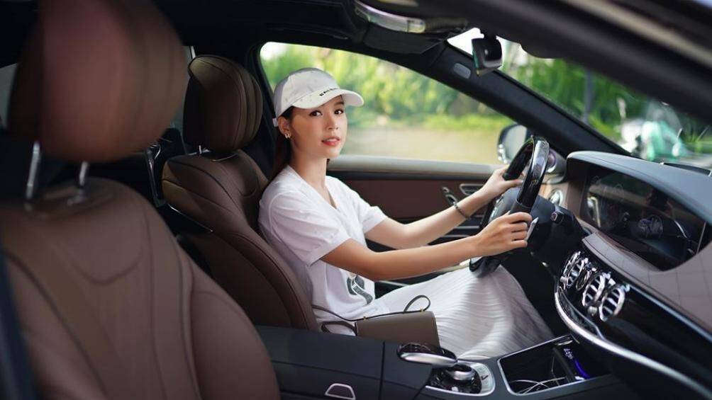 Mercedes-Benz S450L Luxury của hot girl Sam có ngoại thất sơn màu đen cùng với đó là nội thất mang tông màu nâu