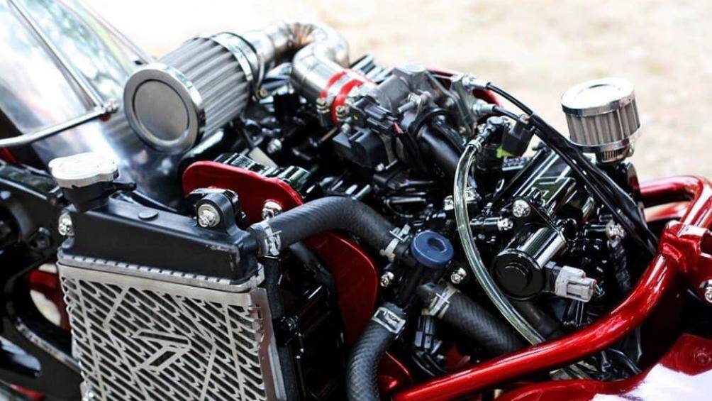 Phần giảm xóc sau cũng được tinh chỉnh ở một vị trí rất đặc biệt. Dàn chân còn được trang bị hệ thống phanh ABS rất an toàn cho người sử dụng