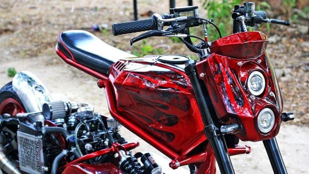 Khung sườn được thiết kế lại để đưa chi tiết bình xăng nằm lên trên trông khá lạ mắt