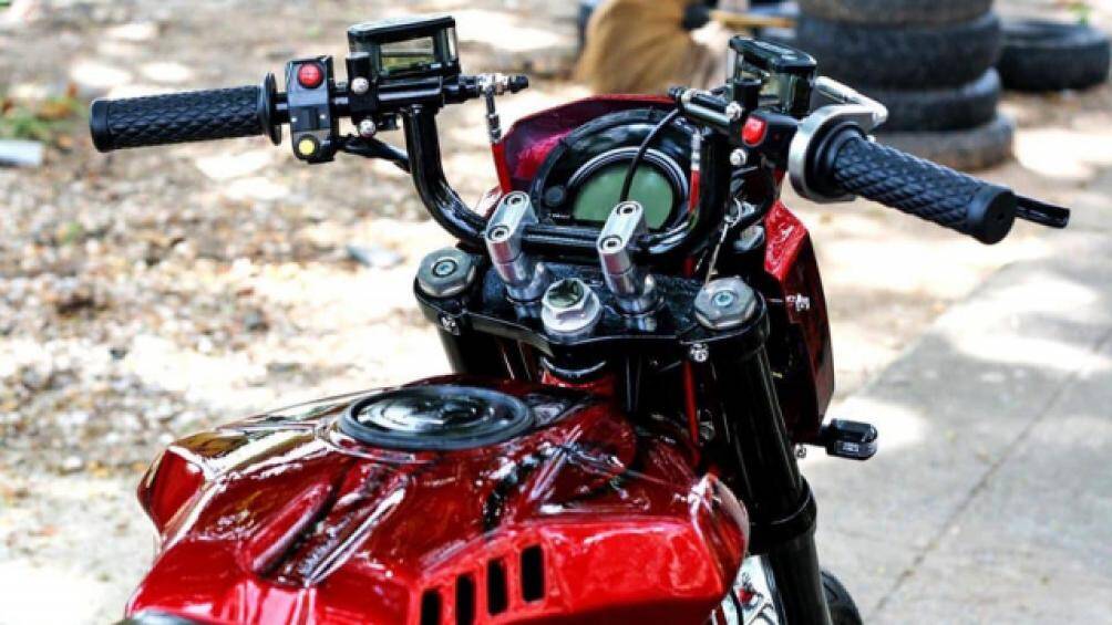 Phía bên trên là bộ cùm thắng tích hợp bình dầu liền của thương hiệu Racingboy, cùm tăng tốc của Active