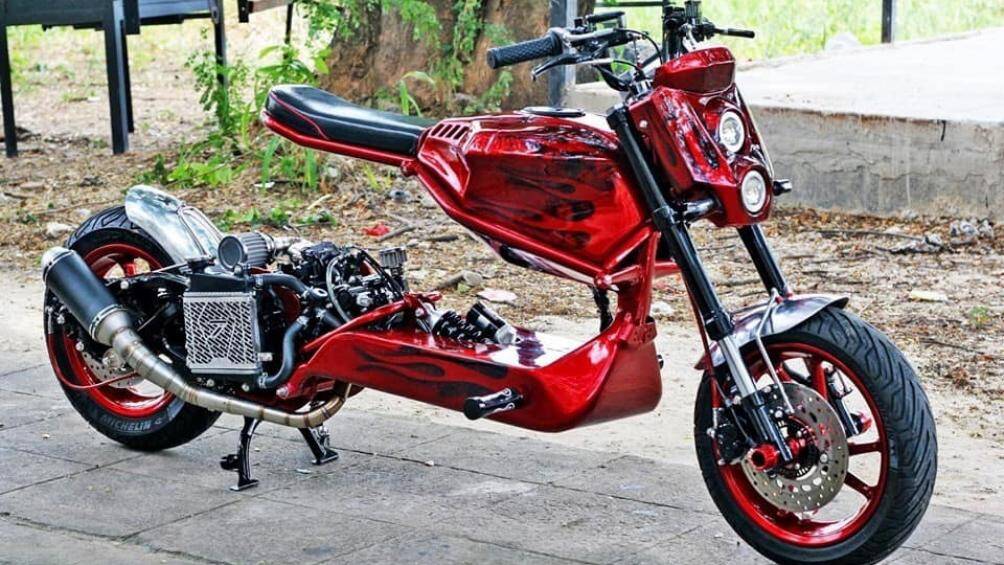 Chiếc xe này đã được chủ nhân thiết kế lại toàn bộ phần khung sườn và cố tình để lộ hoàn bộ phần cộng cơ bên trong