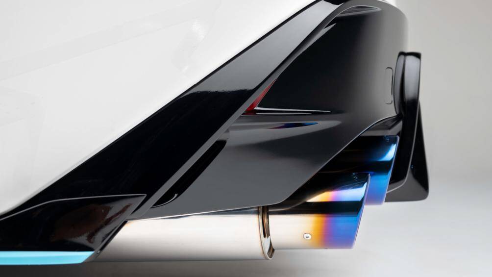 Xe cũng được thay thế phần vè ốp hốc bánh trước với hốc gió lớn được in 3D