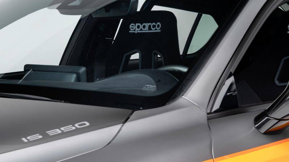 Đồng thời trang bị cho xe hệ thống ghế đua có trang bị dây an toàn 5 điểm