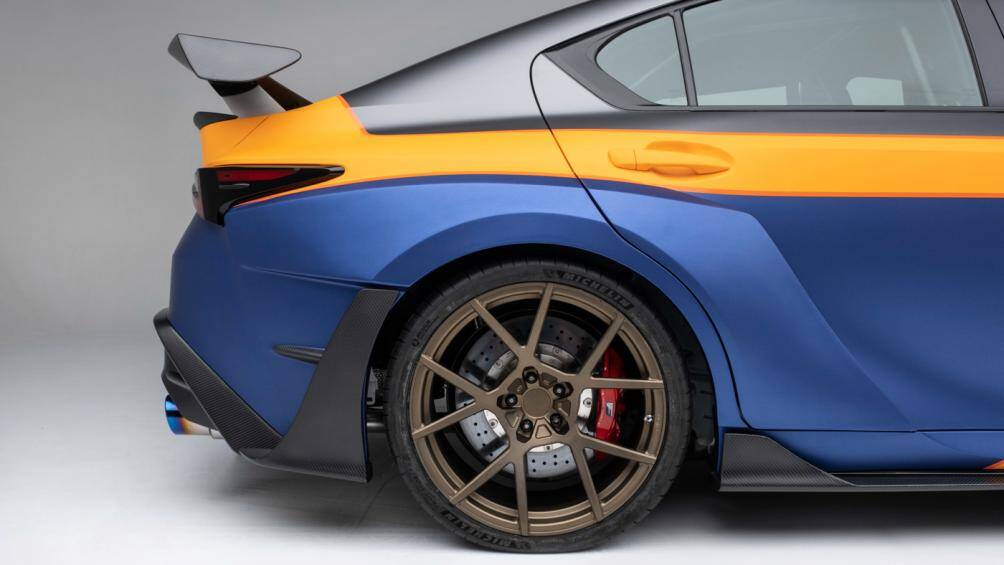 F Sport Design tập trung vào ngoại hình thể thao bao gồm cả việc thay đổi thiết kế các phần cản hoặc nâng cấp các bộ mâm độ