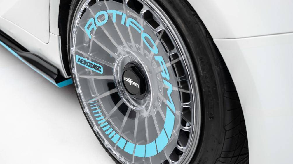 Điểm nổi bật nhất trên chiếc IS 500 độ này chính là bộ mâm của hãng Rotiform có kích thước 20 inch màu xám Gun Metal