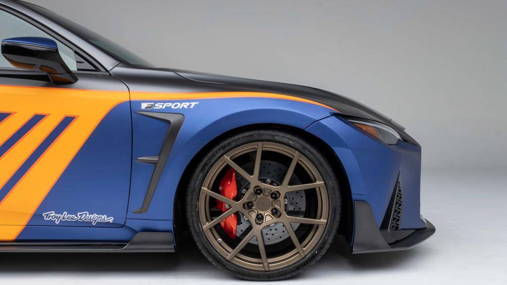 Xe trang bị hệ thống phuộc KW Variant 3 được chế tạo riêng cho chiếc IS 350 cùng phanh carbon ceramic