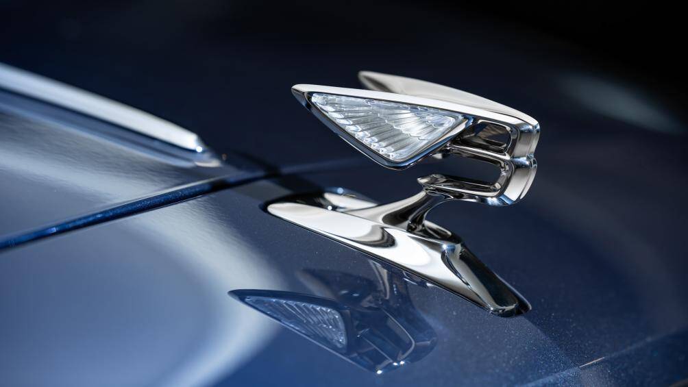 Những hình ảnh do vợ trẻ của Chi Bảo chia sẻ cho thấy, chiếc Bentley Flying Spur V8 có màu sơn xanh cùng nhiều chi tiết mạ crôm sáng bóng