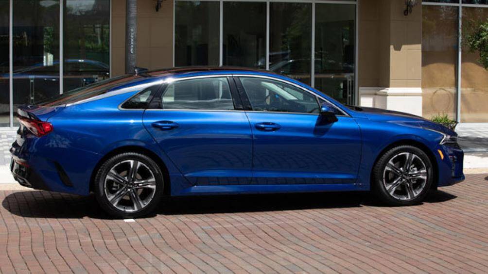 1. Kia K5 2021 (giá khởi điểm: 23.490 USD)