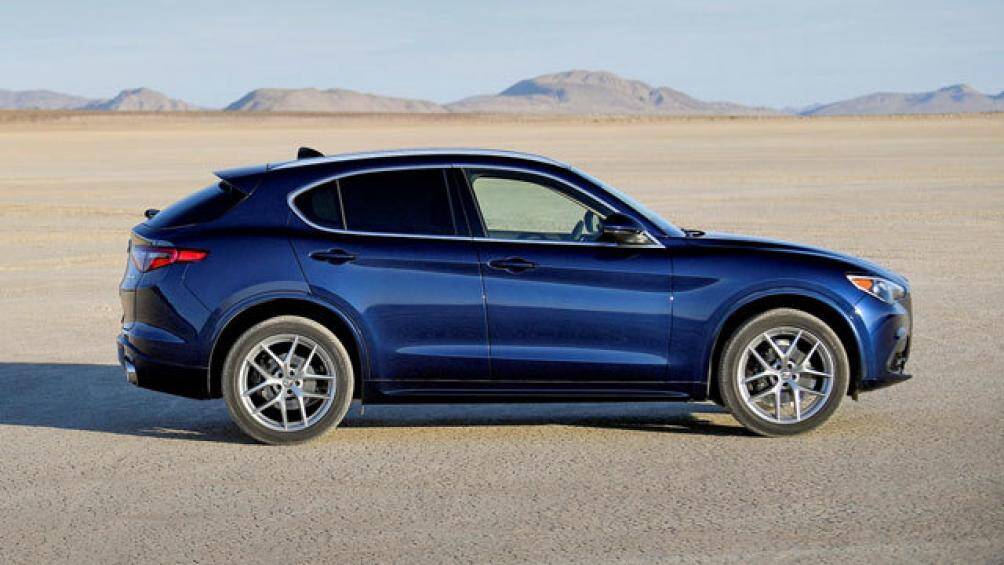 7. Alfa Romeo Stelvio 2021 (giá khởi điểm: 41.450 USD)