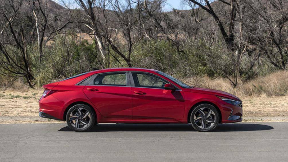 9. Hyundai Elantra 2021 (giá khởi điểm: 19.650 USD)