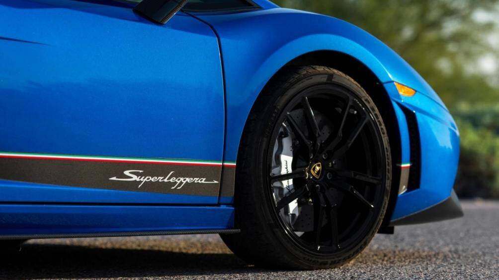 Xe được trang bị bộ mâm nhôm đúc 19 inch với bộ lốp Pirelli P Zero Corsa với kích thước 235/35 ở phía trước và 295/30 ở phía sau