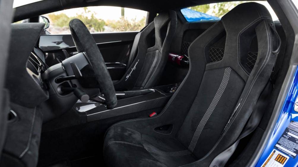 Sợi carbon tiếp tục được sử dụng bên trong cabin với ghế xô bọc da Alcantara màu đen và dòng chữ Superleggera thêu bằng chỉ xám