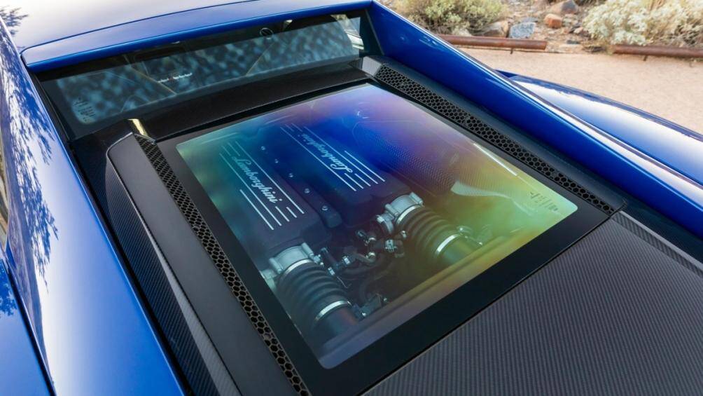 Phần cản trước, bộ khuếch tán phía sau, cánh gió bên, cánh gương và cánh gió của mẫu siêu xe này làm bằng sợi carbon