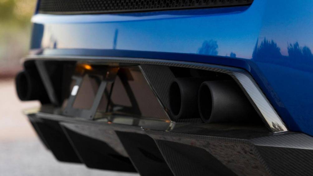 Điều khiến chiếc xe này trở nên nổi bật so với những mẫu Lamborghini khác là màu sơn Blue Caelum