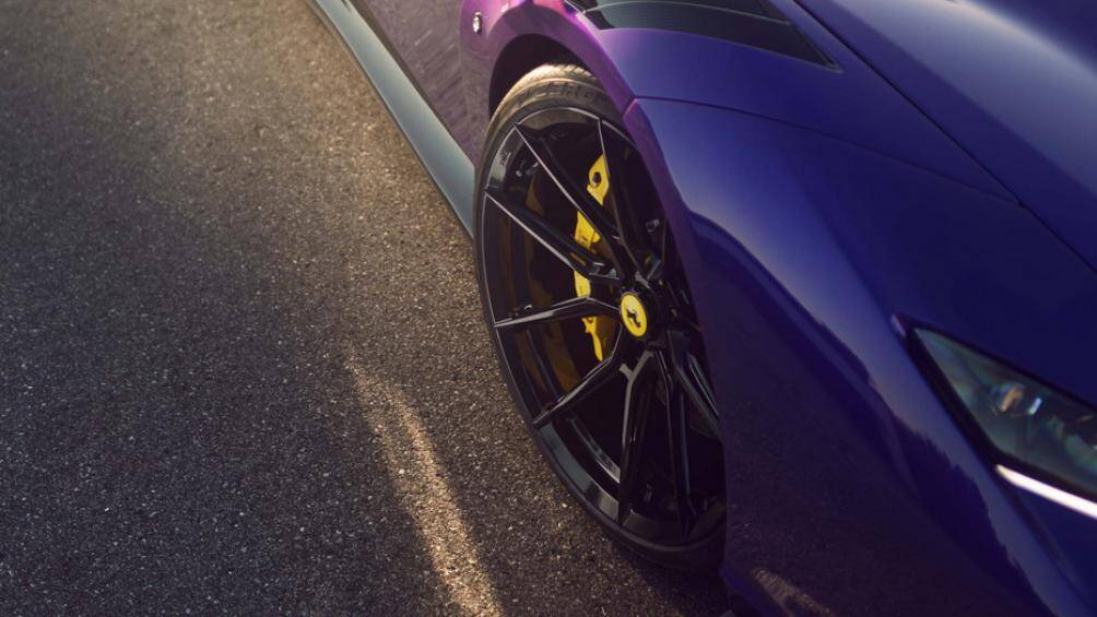 Phần vè ốp bánh trước đã được trang bị thêm hốc gió mới bằng carbon. Hốc sau của xe cũng được mở rộng với vè ốp phẳng cỡ lớn