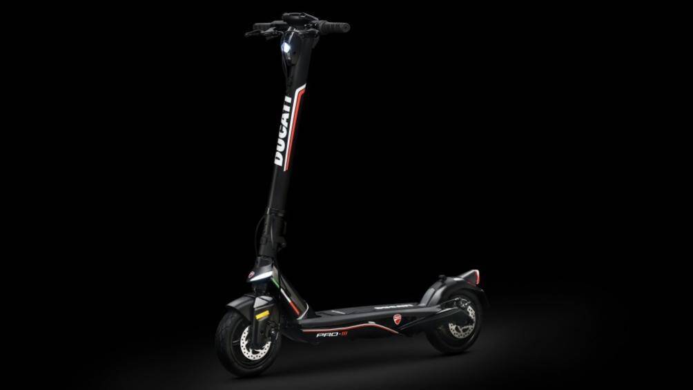 Ducati Pro-III là chiếc xe tay ga có kỹ thuật tiên tiến nhất trong dòng sản phẩm điện tử cầm tay Ducati Urban của hãng