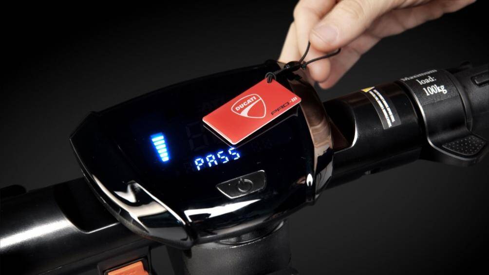 Chiếc xe có thể kết nối với ứng dụng Ducati Urban dành cho người dùng và sử dụng công nghệ NFC (Near-Field Communications)