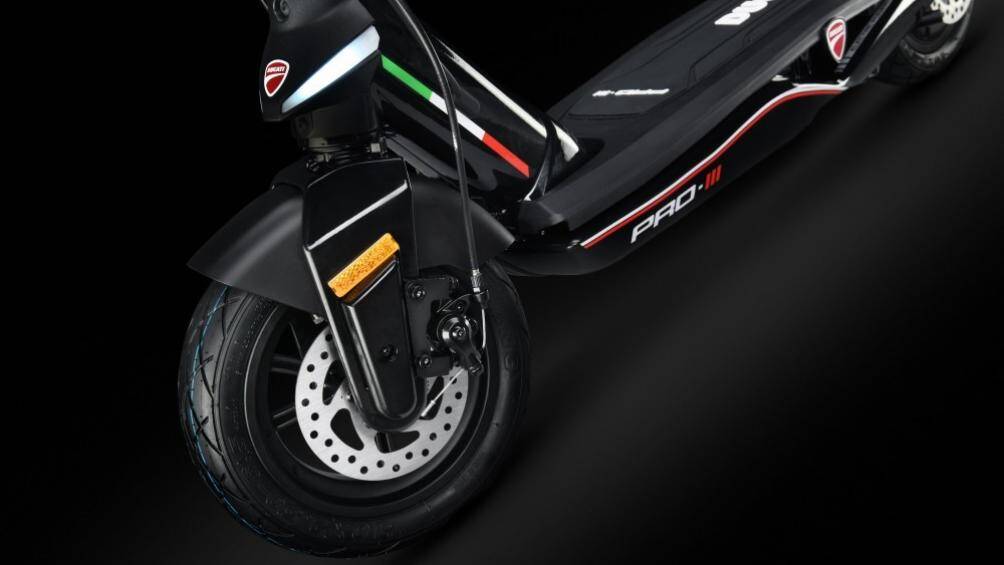 Xe được trang bị phanh đĩa, khung xe chịu được tải trọng dưới 100kg. Bộ pin 468Wh cho phép xe đi được 50km sau mỗi lần sạc đầy