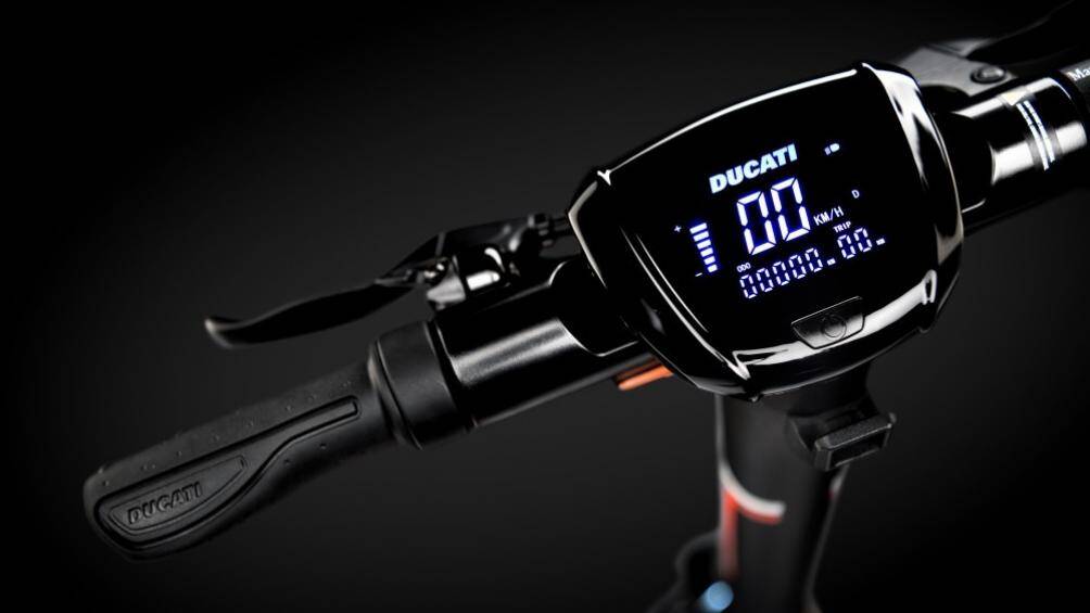 Công nghệ NFC cho phép người dùng triển khai mã thông báo để khởi động xe khi được đưa đến gần màn hình