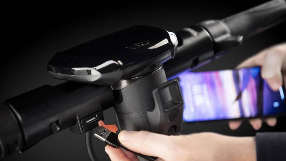 Một điểm nổi bật khác trên Ducati Pro-III là khả năng sạc điện thoại thông minh qua cổng sạc USB Pro-III