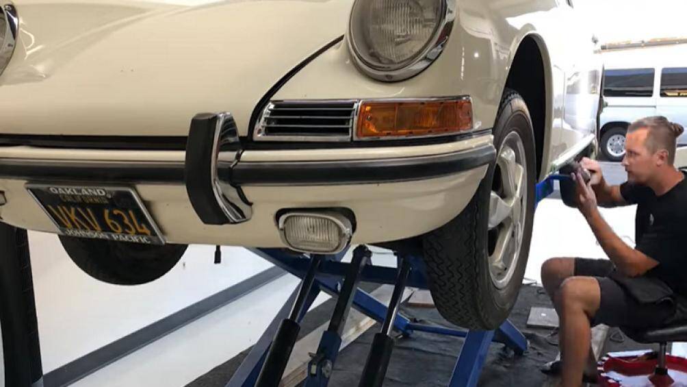 Nhưng khi những người ở kênh YouTube "I am detailing" đã hoàn thành xong công việc của mình thì chiếc xe lại trông như mới