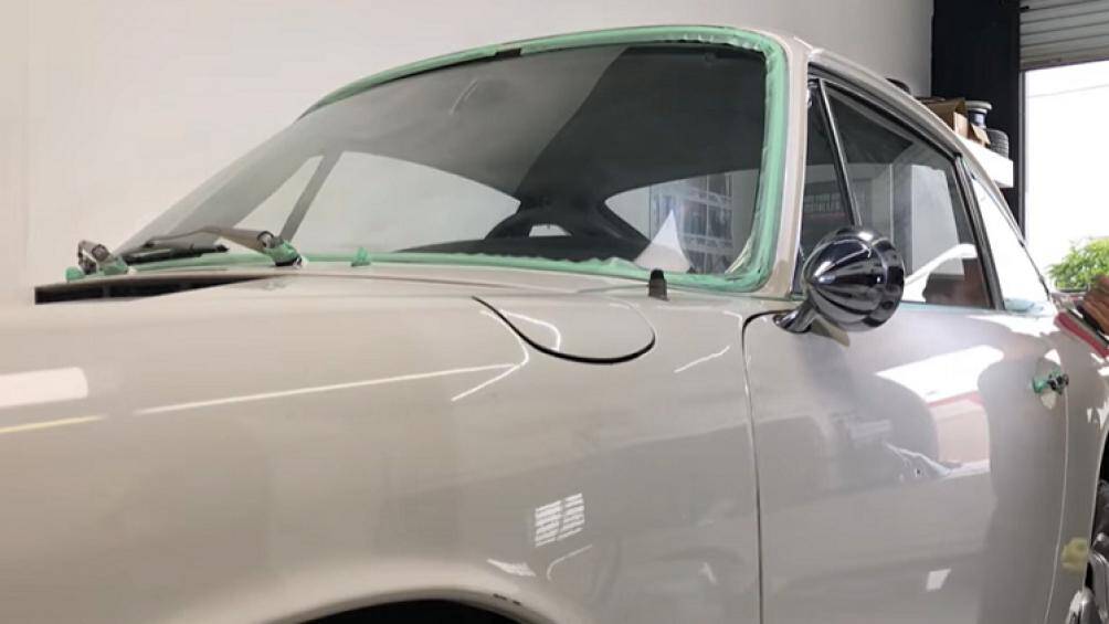 Chiếc Porsche 911S hàng hiếm đã có được "cuộc sống" thứ hai, tự hào khoác lên mình lớp sơn sáng bóng và nội thất sạch sẽ lấp lánh